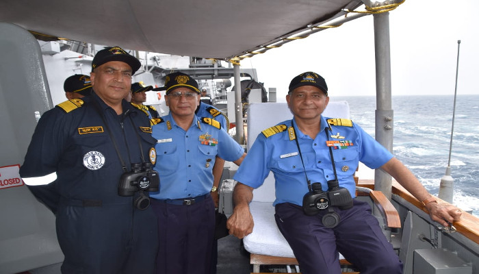 फ्लैग ऑफ़िसर कमांडिंग-इन-चीफ, पूर्वी नौसेना कमान द्वारा समुद्र में पूर्वी बेड़े के पोतों का पोतारोहण किया गया