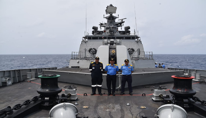 फ्लैग ऑफ़िसर कमांडिंग-इन-चीफ, पूर्वी नौसेना कमान द्वारा समुद्र में पूर्वी बेड़े के पोतों का पोतारोहण किया गया