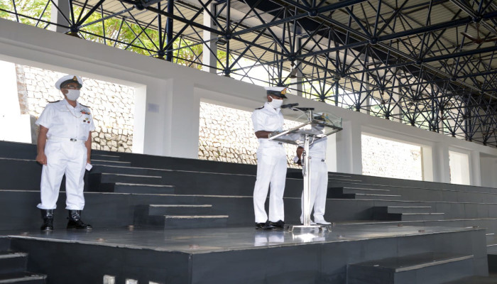 भारतीय नौसेना अकादमी के प्रशिक्षकों को पाठ्यक्रम पास करने पर विदाई चाय