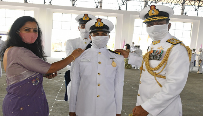 भारतीय नौसेना अकादमी, एझिमाला में 31 वें नौसेना अनुस्थापन पाठ्यक्रम के लिए पासिंग आउट परेड का आयोजन