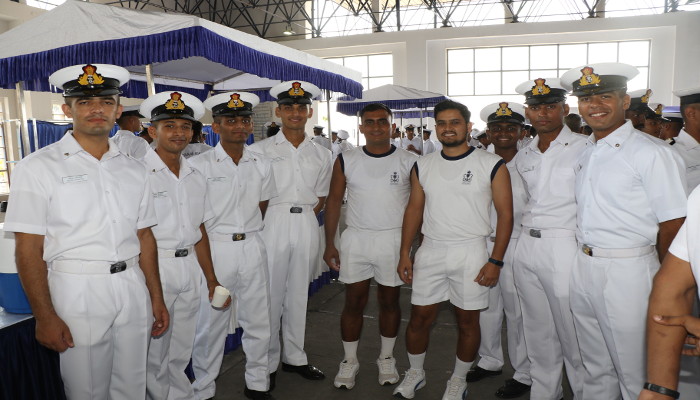 भारतीय नौसेना अकादमी, एज्हिमला में पाठ्यक्रम उत्तीर्ण करने पर प्रशिक्षकों के लिए फेयरवेल टी