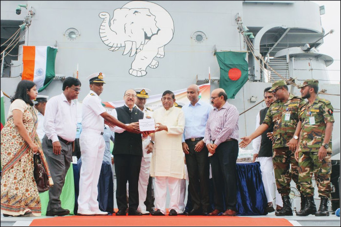 भारतीय नौसेना बांग्लादेश को राहत सामग्री प्रदान करता है