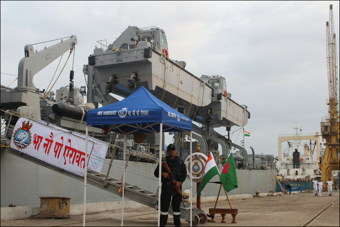 भारतीय नौसेना बांग्लादेश को राहत सामग्री प्रदान करता है