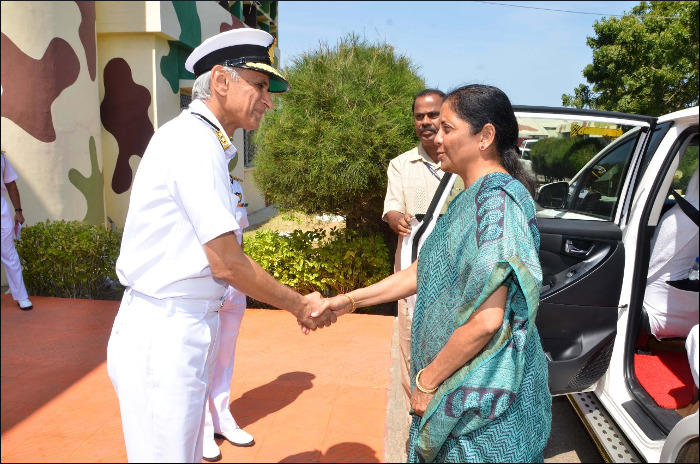 माननीय रक्षा मंत्री का आईएनएस परुंडू और आईएनएस कट्टाबोम्मन का दौरा