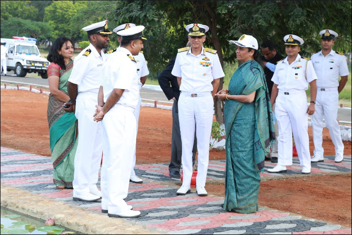 माननीय रक्षा मंत्री का आईएनएस परुंडू और आईएनएस कट्टाबोम्मन का दौरा