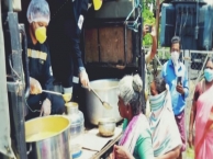 कोच्चि स्थित नौसेना बेस, भा नौ पो वेंडुरुती द्वारा वातुरुती गाँव के लगभग 500 प्रवासी श्रमिकों को दिन में दो बार पका हुआ भोजन प्रदान किया जा रहा है
