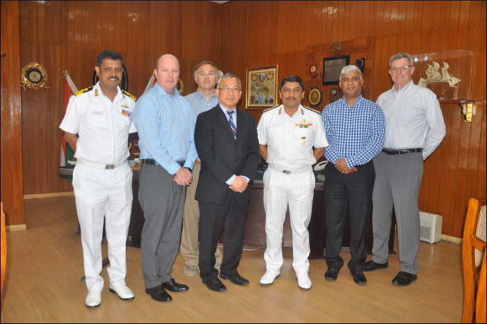 अमेरिकी प्रतिनिधिमंडल नौसैनिक गोदी, मुंबई का दौरा करते हुए