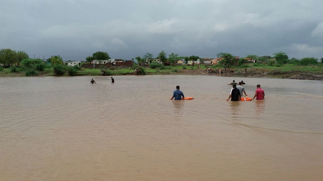 जामनगर के आसपास के बाढ़ प्रभावित क्षेत्रों में भा नौ पो वलसुरा द्वारा खोज एवं बचाव के प्रयास